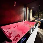 בית נופש Romantique, Sauna, Jacuzzi Et Cinema *